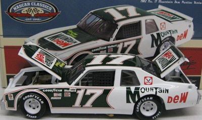 2012 Darrell Waltrip NASCAR Diecast 17 Mountain Dew Ventura 1982 CWC 1:24 Action ARC 1b