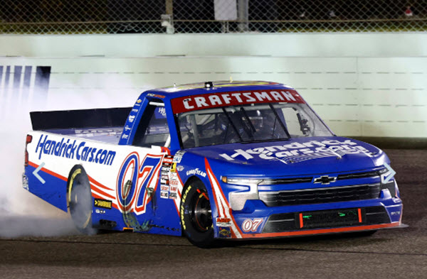 2025 Kyle Larson NASCAR Diecast 07 HendrickCars Hendrick Cars Homestead Miami Win Raced Version 1:24 Truck Lionel Action ARC Color Chrome 99
